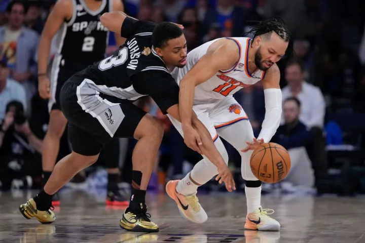 New York Knicks guard Jalen Brunson (11) and San Antonio Spurs