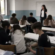 σχολική τάξη με μαθητές και μία καθηγήτρια