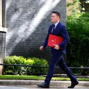 Παραίτηση Γουές Στρίτινγκ: Η απώλεια εμπιστοσύνης στην ηγεσία Στάρμερ