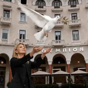 Η Μαρία Καρυστιανού ανακοινώνει το νέο της κόμμα στη Θεσσαλονίκη με σύμβολο το λευκό περιστέρι