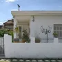 λευκή μονοκατοικία με κήπο στο Αίγιο, το σπίτι που έγινε το διπλό φονικό γιου και μητέρας
