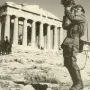 γερμανοί κατακτητές στην Ακρόπολη κατά την Κατοχή θαυμάζουν το μνημείο