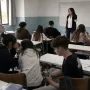 σχολική τάξη με μαθητές και μία καθηγήτρια