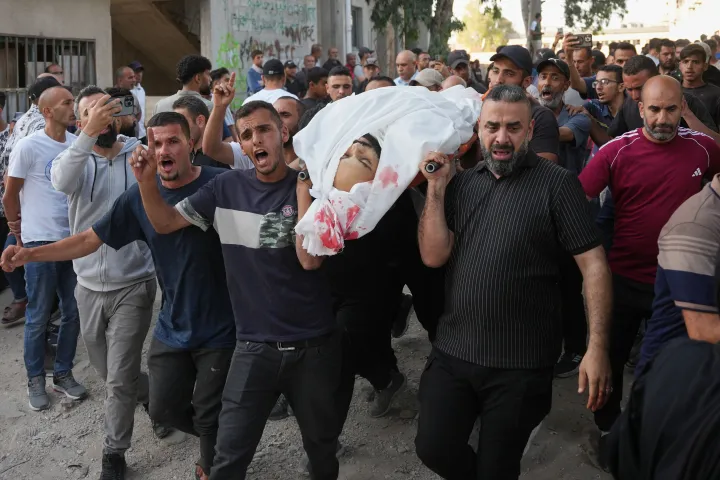 Mourners carry the body of Mohammed Abu Afash