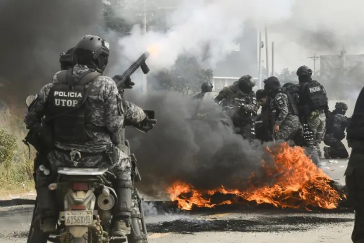 Police, protesters clash in Bolivia at road blockade
