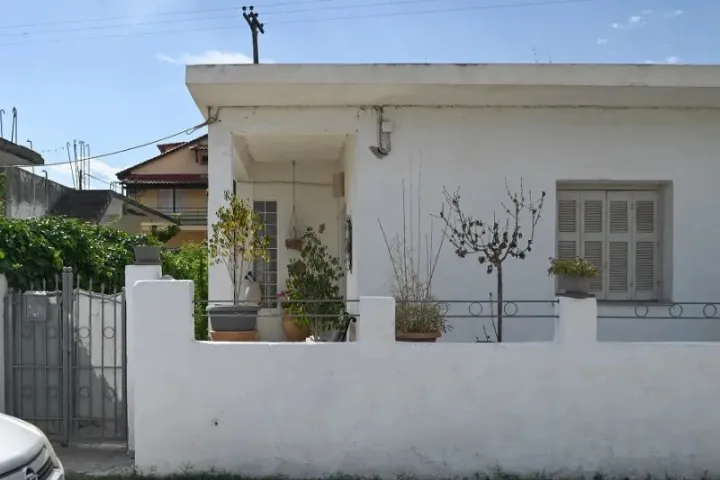 λευκή μονοκατοικία με κήπο στο Αίγιο, το σπίτι που έγινε το διπλό φονικό γιου και μητέρας