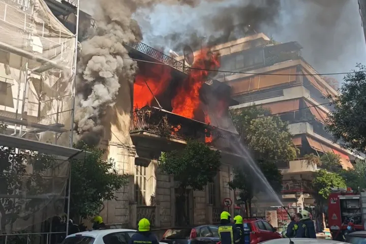 Πυροσβεστική κατάσβεση φωτιάς
