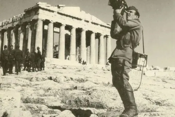 γερμανοί κατακτητές στην Ακρόπολη κατά την Κατοχή θαυμάζουν το μνημείο
