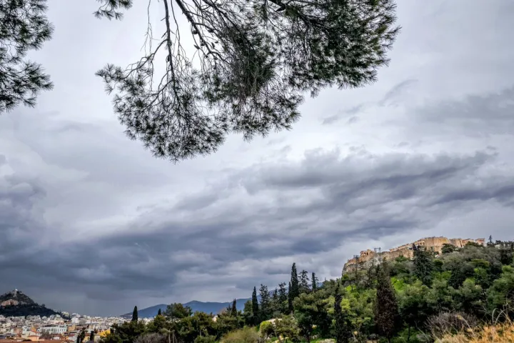 Προβλέψεις καιρού: Τοπικές βροχές και πτώση θερμοκρασίας στην Αττική το Σάββατο
