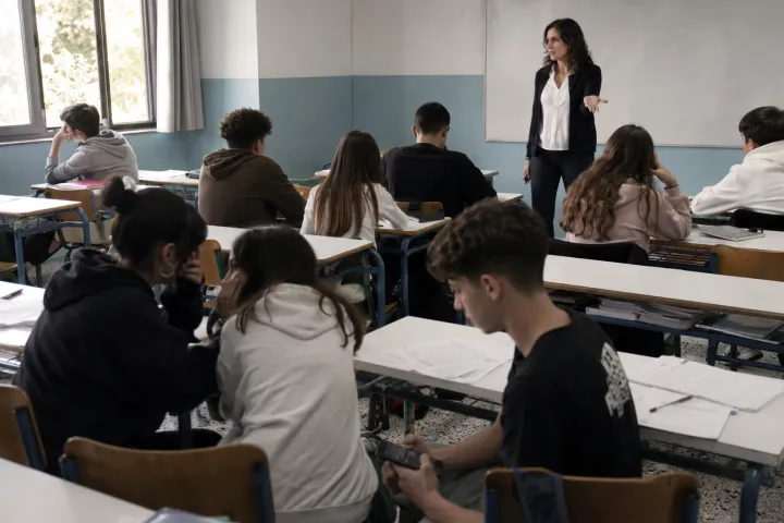 σχολική τάξη με μαθητές και μία καθηγήτρια