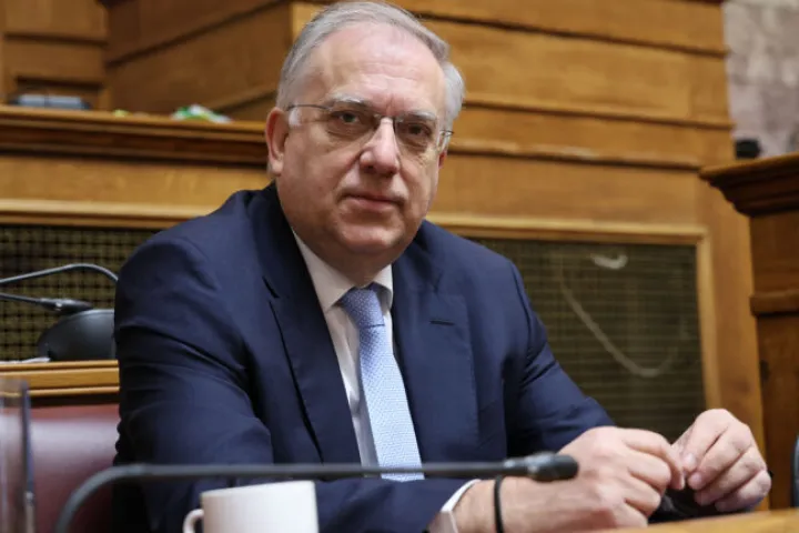 Συμφωνία για μείωση τιμών ή παράταση του πλαφόν: Οι τελευταίες εξελίξεις από τον Θεοδωρικάκο