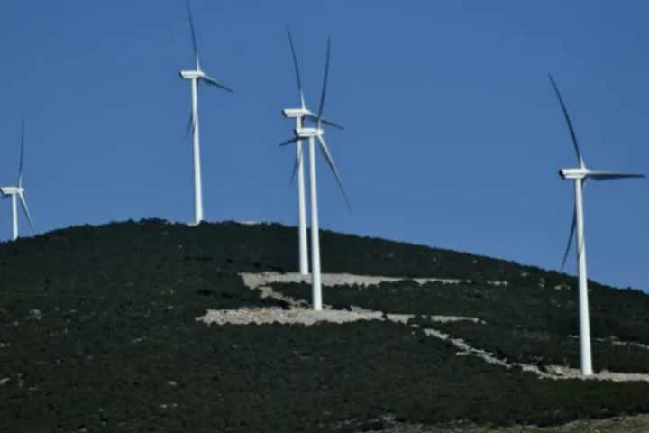 Αναθεώρηση Χωροταξικού για ΑΠΕ: Αυστηρότερα κριτήρια για αιολικά και φωτοβολταϊκά