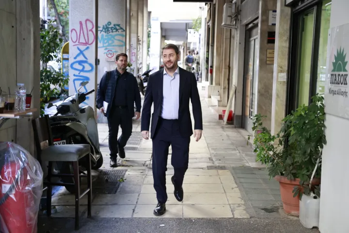 Συνεδρίαση του Πολιτικού Συμβουλίου του ΠΑΣΟΚ: Στρατηγικές και εσωκομματικές αντιπαραθέσεις