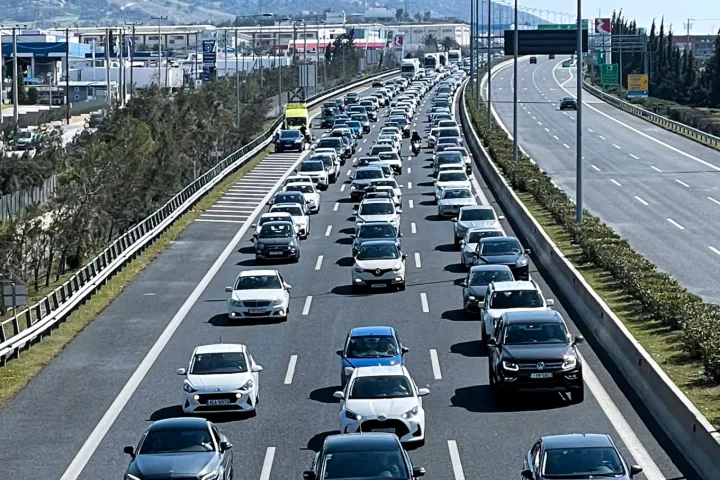 Σημαντικές Καθυστερήσεις στην Αττική Οδό προς το Αεροδρόμιο