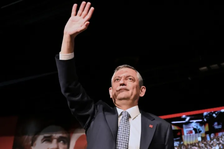 Ο πρόεδρος του CHP καταγγέλλει απόπειρα πραξικοπήματος και καλεί σε κινητοποιήσεις