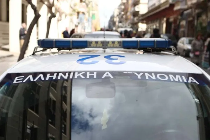 Σύλληψη αστυνομικού με παράνομο οπλισμό και 8.000 ευρώ στη Λεωφόρο Βουλιαγμένης