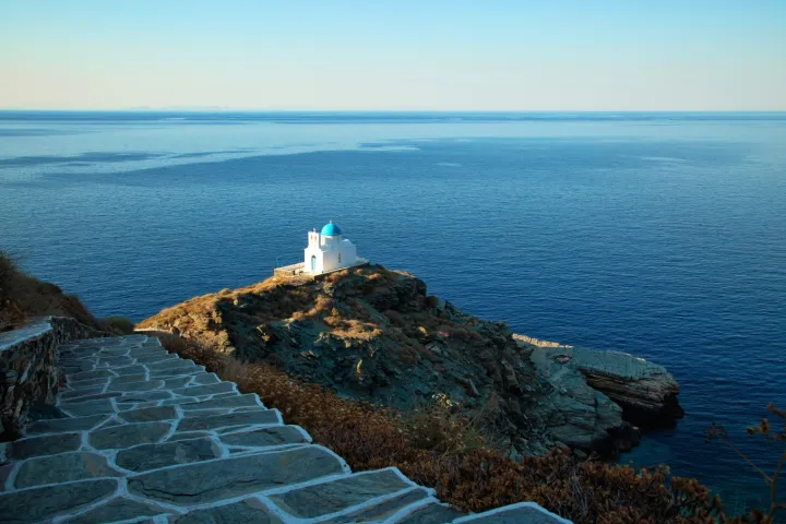Η Σίφνος αναδεικνύεται σε κορυφαίο ταξιδιωτικό προορισμό μέσω ιταλικής εκπομπής