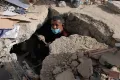 Ο Φράνκλιν Φουέντες αναζητά αγνοούμενους συγγενείς του στο κτίριο που κατέρρευσε, όπου ζούσαν, δύο ημέρες μετά τους σεισμούς που έπληξαν τη Λα Γκουάιρα της Βενεζουέλας.