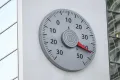 Υψηλές θερμοκρασίες στην Ευρώπη, θερμόμετρο που δείχνει 40+ βαθμούς Κελσίου