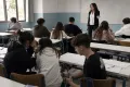 σχολική τάξη με μαθητές και μία καθηγήτρια