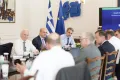Αναμένοντας τις πολιτικές εξελίξεις: Η στρατηγική του Μαξίμου απέναντι στα νέα κόμματα Τσίπρα και Καρυστιανού